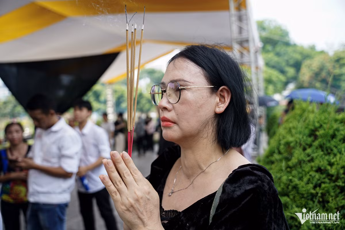 Bà Nguyễn Thị Liễu (quận Bắc Từ Liêm) bày tỏ: “Tôi vô cùng thương tiếc khi Tổng Bí thư từ trần. Với tôi, bác là người liêm khiết chân chính khiến mọi người dân Việt Nam ngưỡng mộ, cúi đầu kính trọng”.