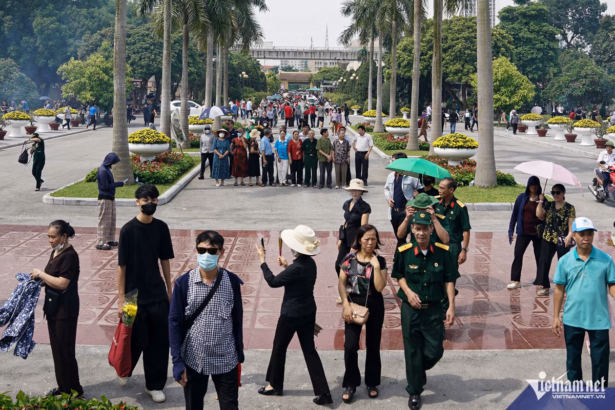 Trong số này có nhiều thân nhân liệt sĩ mang theo nến, hương, hoa dâng lên để tưởng nhớ người thân nhân ngày 27/7.