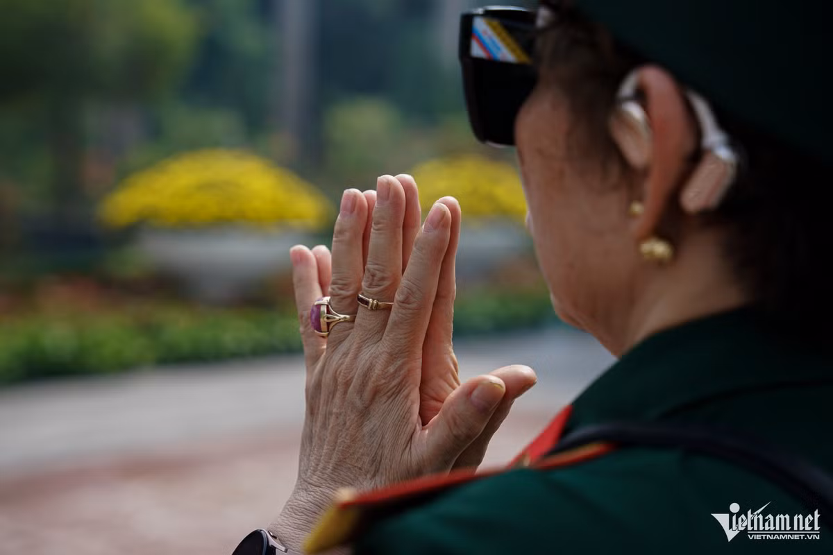 Bà Thái Thị Hậu từng nhập ngũ năm 1979 ở Quân khu Thủ đô. “Hôm qua tôi không đến được nhà tang lễ để viếng bác Trọng nên giờ này có mặt ở đây để thắp hương tỏ lòng biết ơn một người tôi rất trân trọng và thành kính. Tổng Bí thư là tấm gương để chúng tôi noi theo”, bà nói.
