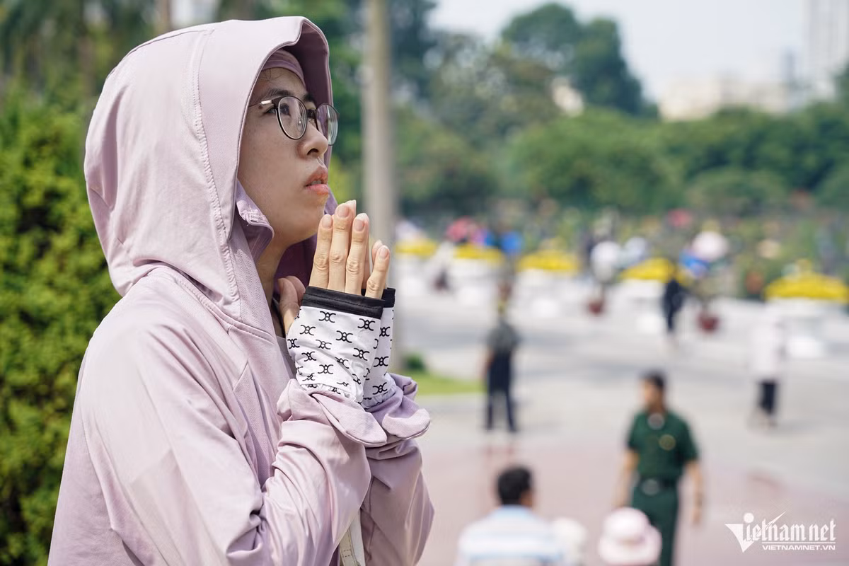 Chị Thùy Dung (Mỹ Đình) chia sẻ: “Hôm nay Ngày Thương binh Liệt sĩ, tôi dâng nén nhang muốn tỏ lòng thành kính đến những vị anh hùng dâng hiến đời mình cho Tổ quốc, đặc biệt là Tổng Bí thư Nguyễn Phú Trọng”.