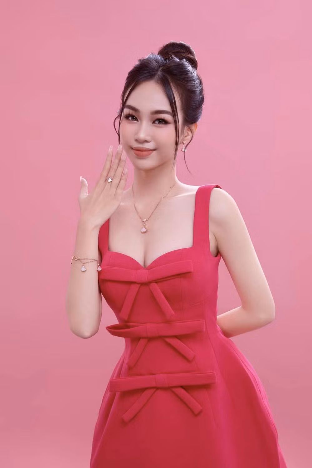 Hiện tại, Quế Khanh đang rèn luyện kỹ năng ứng xử để truyền tải câu chuyện riêng và những thông điệp tích cực tại Miss Grand Vietnam 2024.