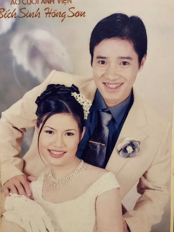 Cặp đôi kết hôn từ năm 2002 và có 3 con. Sau 20 năm gắn bó, gia đình anh vẫn luôn tràn ngập tiếng cười với người chồng giỏi giang, người vợ dịu dàng cùng các con ngoan ngoãn.