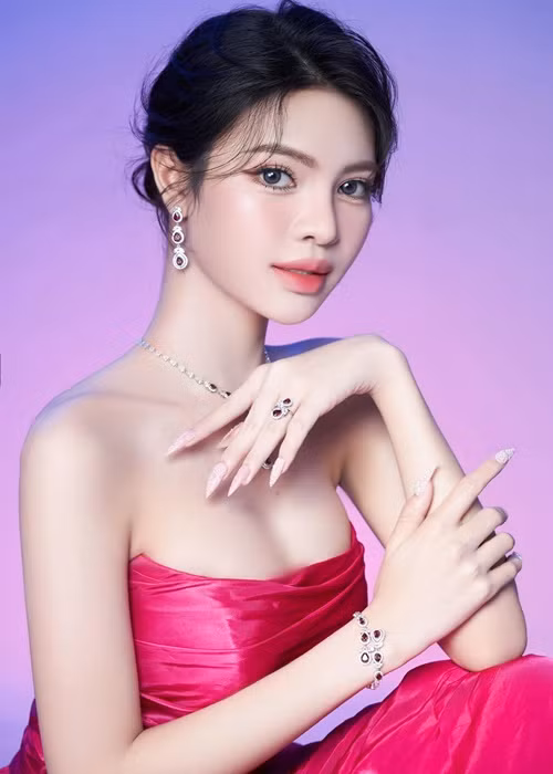 Fanpage cuộc thi Miss International Queen - Hoa hậu Chuyển giới Quốc tế 2024 vừa đăng tải hình ảnh Á hậu Tường San - đại diện Việt Nam.