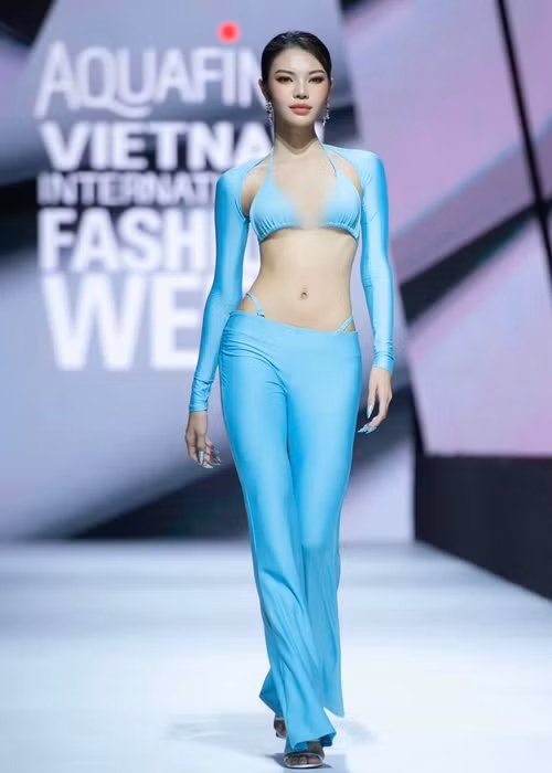 Theo VOV, để có đủ tiền phẫu thuật chuyển giới, Tường San làm nhiều việc một lúc như nhặt bóng ở sân tennis, làm phục vụ quán cà phê, bưng bê ở quán nhậu.