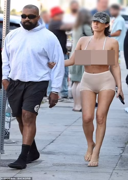Theo Znews, ông Leo Censori - bố của Bianca Censori không hài lòng khi Kanye West để vợ thường xuyên ăn mặc phản cảm. Ảnh: Backgrid.
