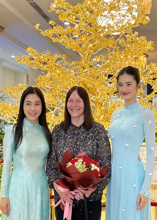 Áo dài tôn đường cong hình thể gợi cảm của Ý Nhi.
