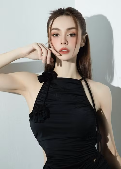 Người đẹp nhiều năm theo đuổi mảng điện ảnh, âm nhạc.