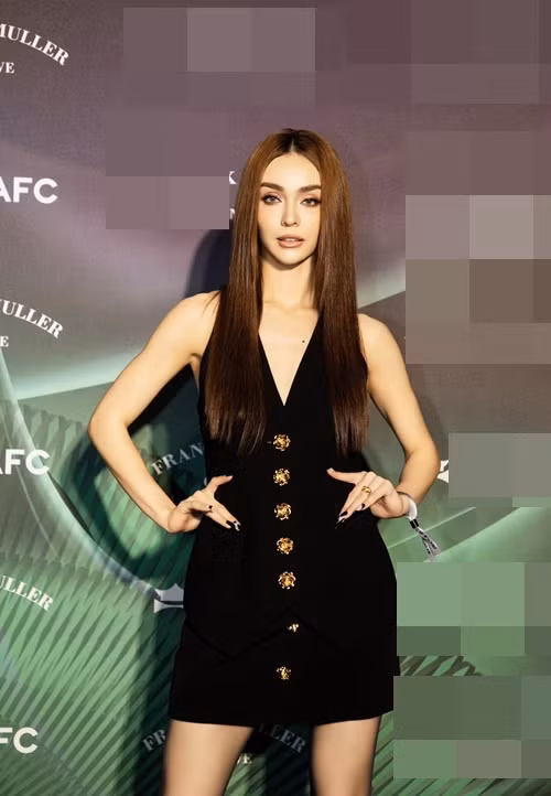 “Bông hồng lai” gắn liền với hình ảnh gợi cảm, cá tính.