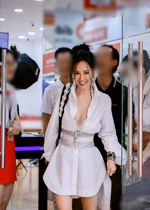 Bà mẹ hai con chăm khoe vòng eo con kiến của mình.
