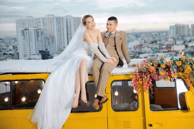 Về phần mình, sau chia sẻ của Ngân 98, Lương Bằng Quang viết trên trang cá nhân: “Chả ai tự chê mình xấu cho đến khi họ đã thật sự tốt hơn, ngay cả một đứa nhỏ chưa ra đời cũng sẽ mong muốn được ra đời trong một gia đình sung túc và có ngoại hình khôi ngô tuấn tú (đừng nói bạn chưa từng có mơ ước này). Tôi nghĩ cho con trong tương lai nên Quang muốn chủ động lựa chọn giống. Hiện tại chỉ là sự tưởng tượng, chưa thực hiện, tuyệt đối không nên bắt chước”.