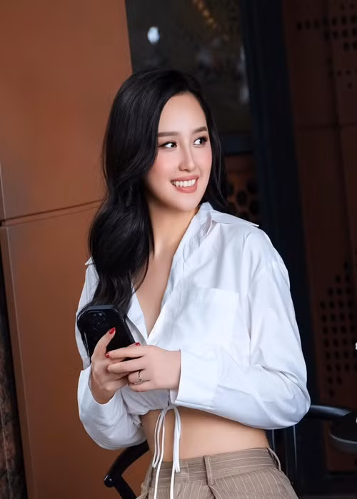 Thông thường, khi đã kết hôn, phụ nữ đeo nhẫn ở ngón áp út. Ảnh: FB Mai Phương Thúy.