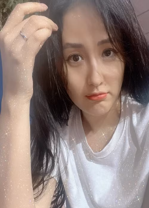 Mới đây, rộ tin đồn Hoa hậu Mai Phương Thúy sắp làm đám cưới. Nghi vấn xuất phát từ việc người đẹp thường xuyên đeo nhẫn ở ngón áp út. Ảnh: FB Mai Phương Thúy.