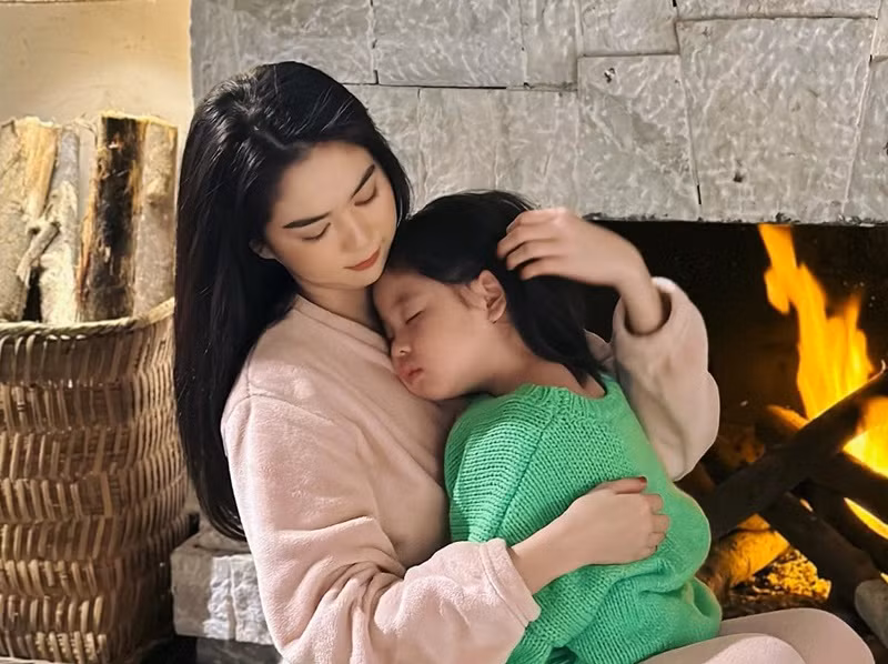 Chân dài gốc Trà Vinh tự tay chăm sóc con gái nuôi dù có người giúp việc.