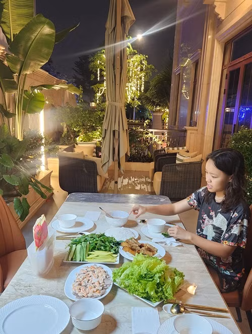 Con gái Việt Hương dọn cơm tối ở khu vực ban công. Ảnh: FB Việt Hương.