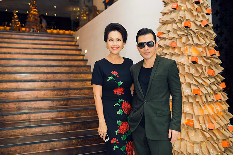 Ngoài Kim Lý, diễn viên kiêm đạo diễn Trần Bảo Sơn cũng đến chúc mừng “nữ hoàng ảnh lịch” bước sang tuổi 54. 