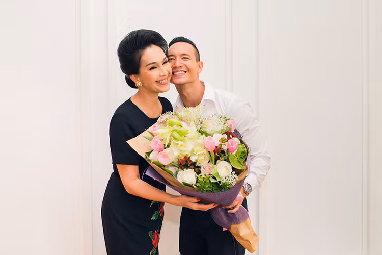 Hôm qua (ngày 7/12), “nữ hoàng ảnh lịch” Diễm My đã được bạn bè bí mật tổ chức sinh nhật tuổi 54 ở một nhà hàng sang trọng. 