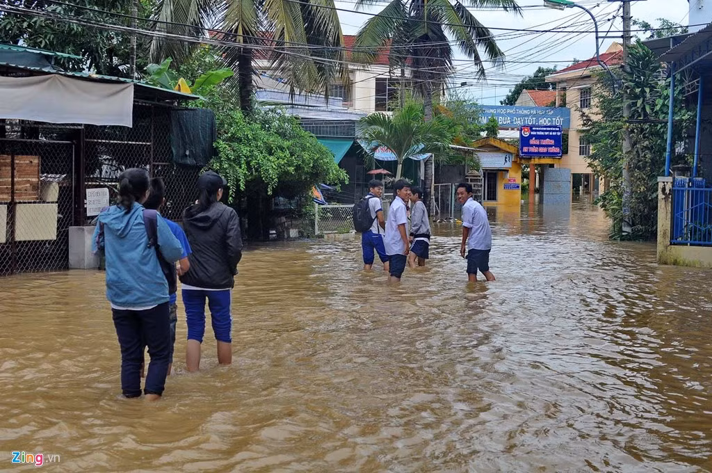 Học sinh phải nghỉ học, tuy nhiên, một số em lội nước đến trường vui chơi.