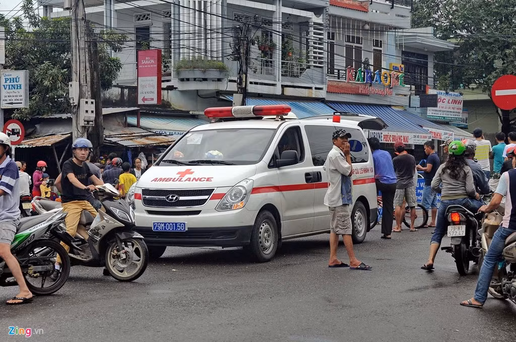 Chiếc xe cứu thương không thể băng qua khu vực ngập phải dừng chờ.