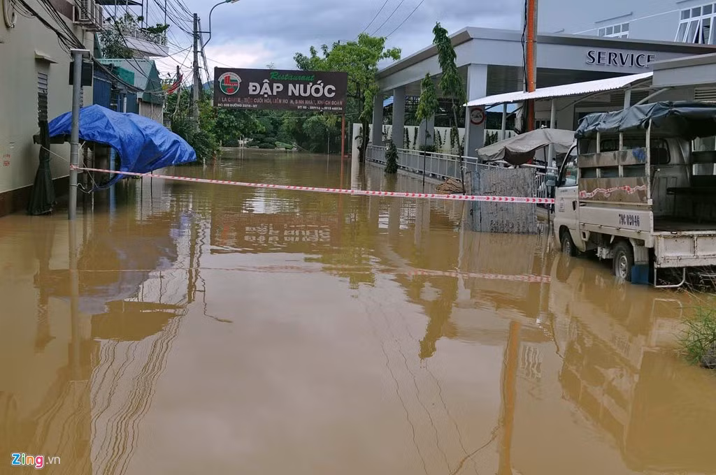 Trước đó, rạng sáng 13/12, cơn mưa lớn kéo dài đã làm cho thành phố Nha Trang (Khánh Hòa) chìm trong biển nước. Trong ảnh là nhà hàng Đập Nước trên đường 23/10 dùng dây căng ngăn người dân qua lại vì nước ngập rất sâu.