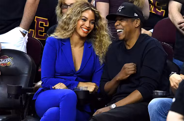 Mặc dù có rất nhiều lời ong tiếng ve về cuộc hôn nhân của Jay Z và Beyonce trong suốt từ năm 2015 đến nay nhưng theo đúng dự đoán thì hai ngôi sao ca nhạc này đã không ly hôn trong năm 2016. (Ảnh: AP)