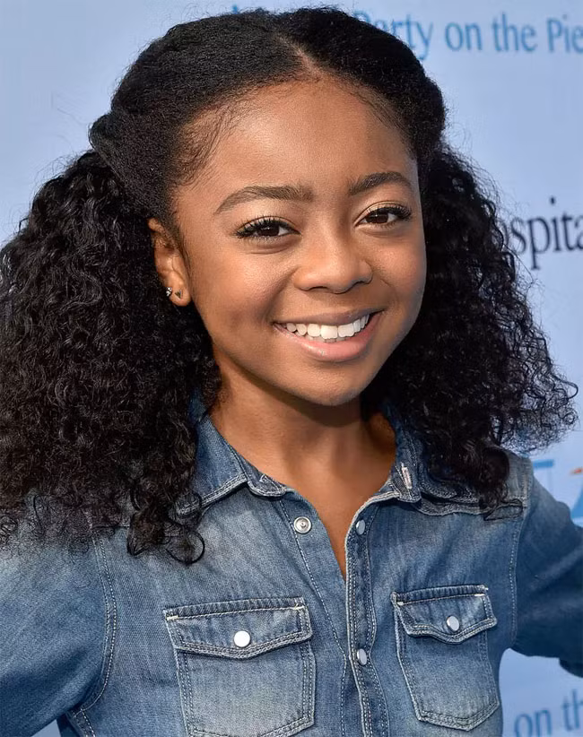 Skai Jackson, 14 tuổi, nổi tiếng với vai Zuri Ross trong sitcom của kênh Disney, Jessie. Là một diễn viên đóng được nhiều loại vai khác nhau nên thu nhập 6 con số của bé cũng là điều dễ hiểu.