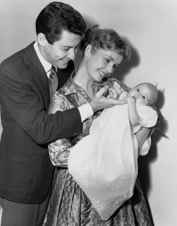 Carrie Fisher sinh ngày 21/10/1956, là con của hai ngôi sao Hollywood Debbie Reynolds và Eddie Fisher. Bố cô đã gây một vụ scandal ở Hollywood khi bỏ mẹ con cô để chạy theo nữ diễn viên nổi tiếng Elizabeth Taylor. Tuy nhiên, mẹ Carrie khiến nhiều người khâm phục khi bà vẫn giữ tình bạn với Taylor, thậm chí trước khi mất, Taylor còn để lại cho Reynolds một số nữ trang. (Ảnh: Getty Images)
