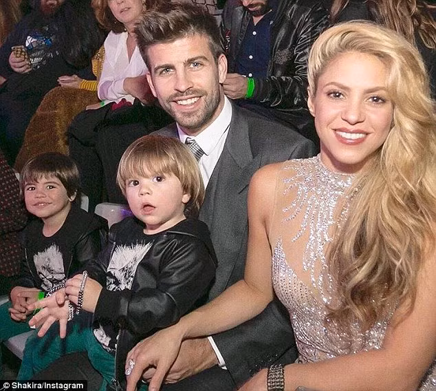 Hình ảnh gia đình hạnh phúc của nữ ca sĩ Shakira khiến nhiều người phải ghen tị. Ngôi sao 39 tuổi tươi cười bên tình trẻ kém cô 10 tuổi và hai bé trai đẹp như thiên thần trong lễ trao giải Los 40 Music Awards 2016 diễn ra tại Barcelona. (Ảnh: Instagram)