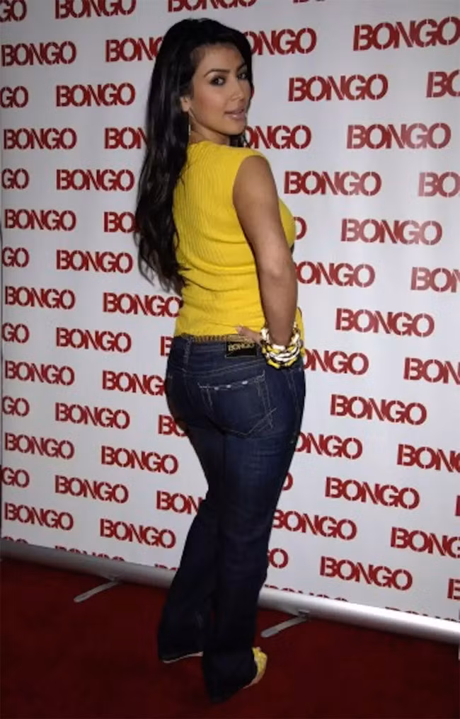 Bức ảnh này chụp Kim Kardashian năm 2008 rõ ràng khi nhìn cô mặc quần jeans ôm sát thế này trông vòng 3 của Kim nhỏ hơn hẳn so với bây giờ. (Ảnh: celebuzz)