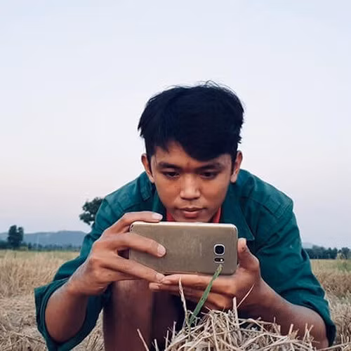 Ngoài khó khăn về tài chính, ngày 30/7, Sang Vlog cũng đăng clip trên TikTok tiết lộ tình hình bất ổn của mình. Ở clip đầu tiên, anh chàng cho biết mình đang không ổn và quyết định tạm dừng ra clip trong thời gian tới, khi nào ổn định thì sẽ đăng clip trở lại.