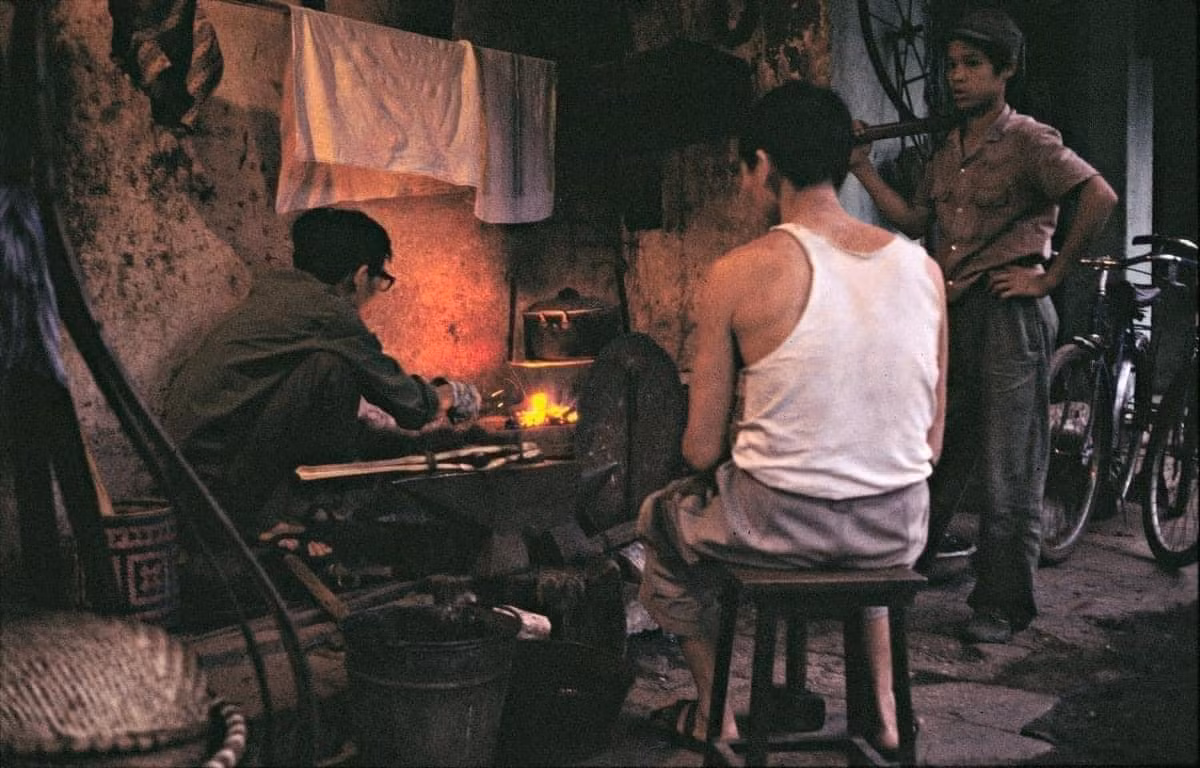 Phố cổ Hà Nội đều gắn với từng ngành nghề truyền thống khác nhau, trong đó có nghề rèn.