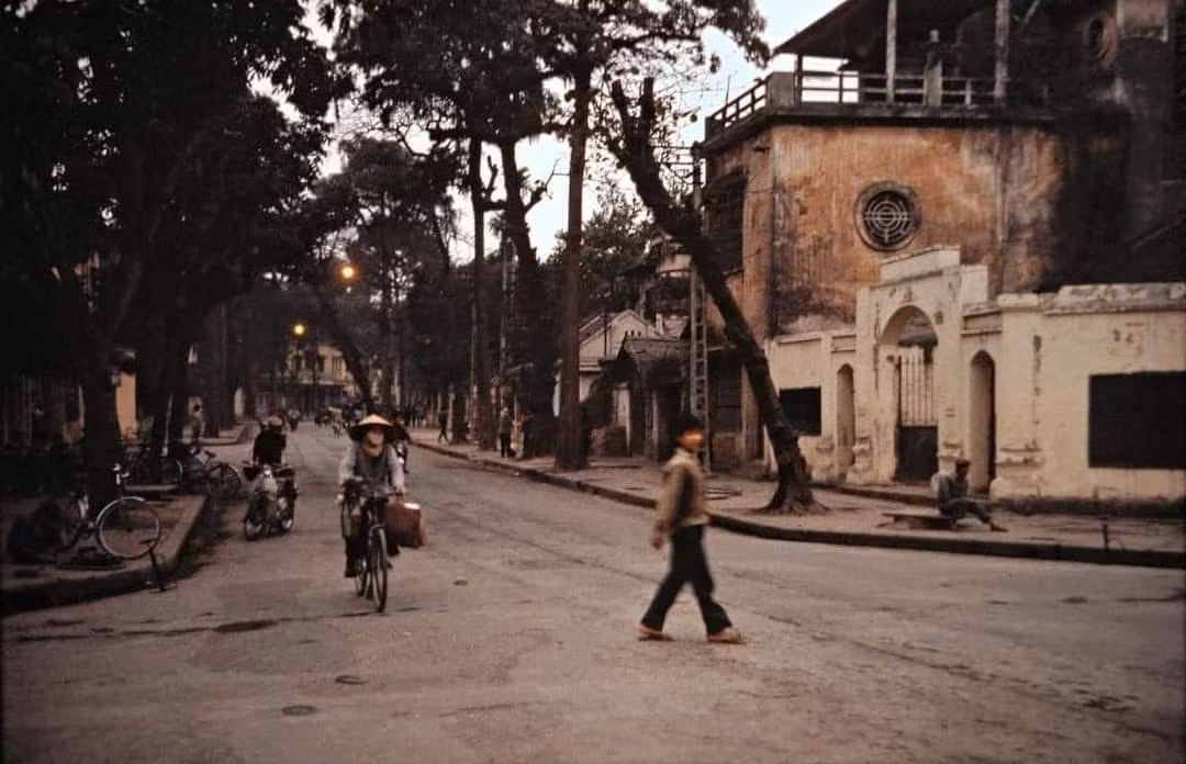 Không phải cảnh tắc đường, đông đúc còi xe, Hà Nội xưa bình yên, nhẹ nhàng.