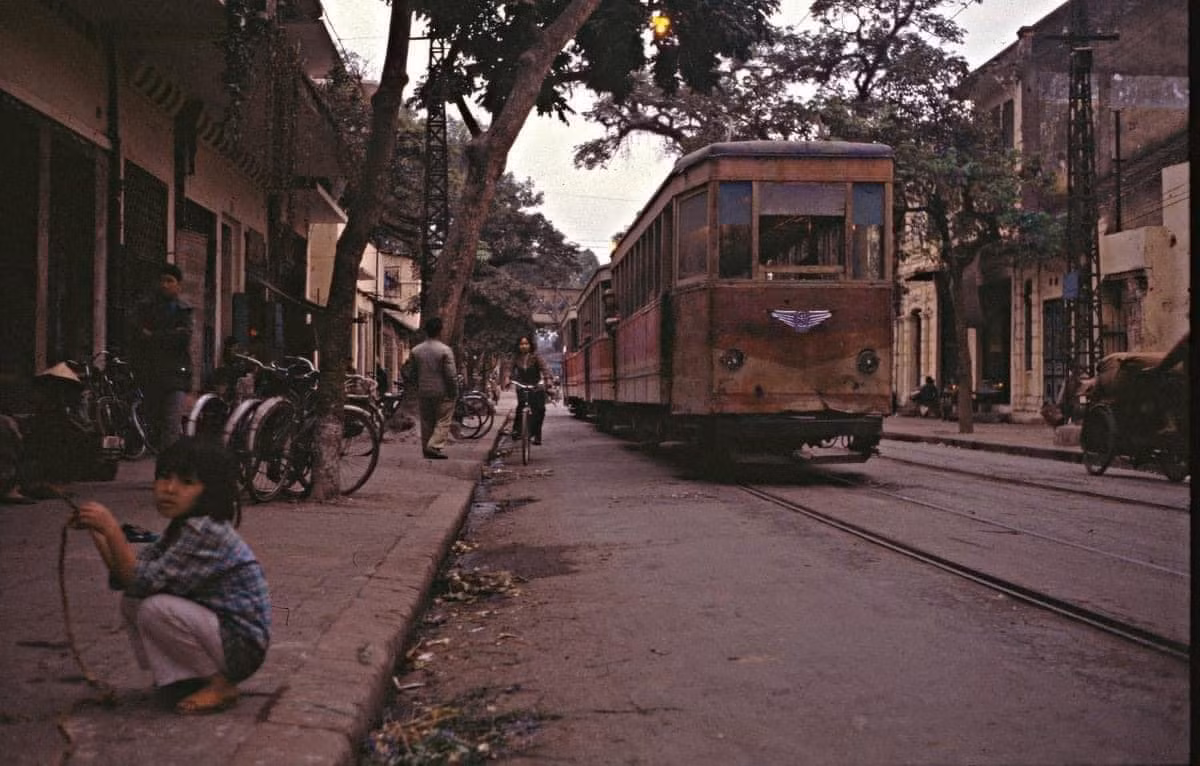 Tàu điện đoạn gần bờ hồ Hoàn Kiếm.