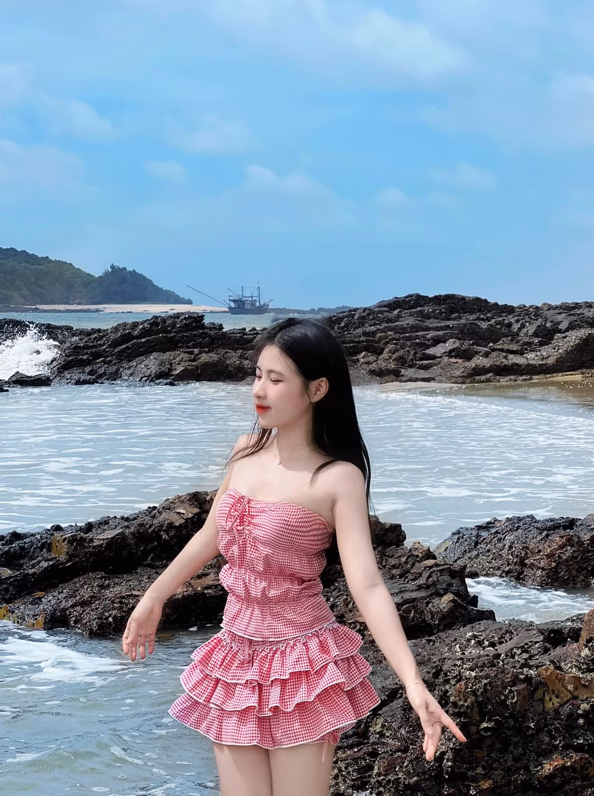 Về trang phục, cô nàng lựa chọn những thiết kế khá bánh bèo như áo quây, chân váy ngắn, khoe trọn làn da trắng sáng bên bờ biển.
