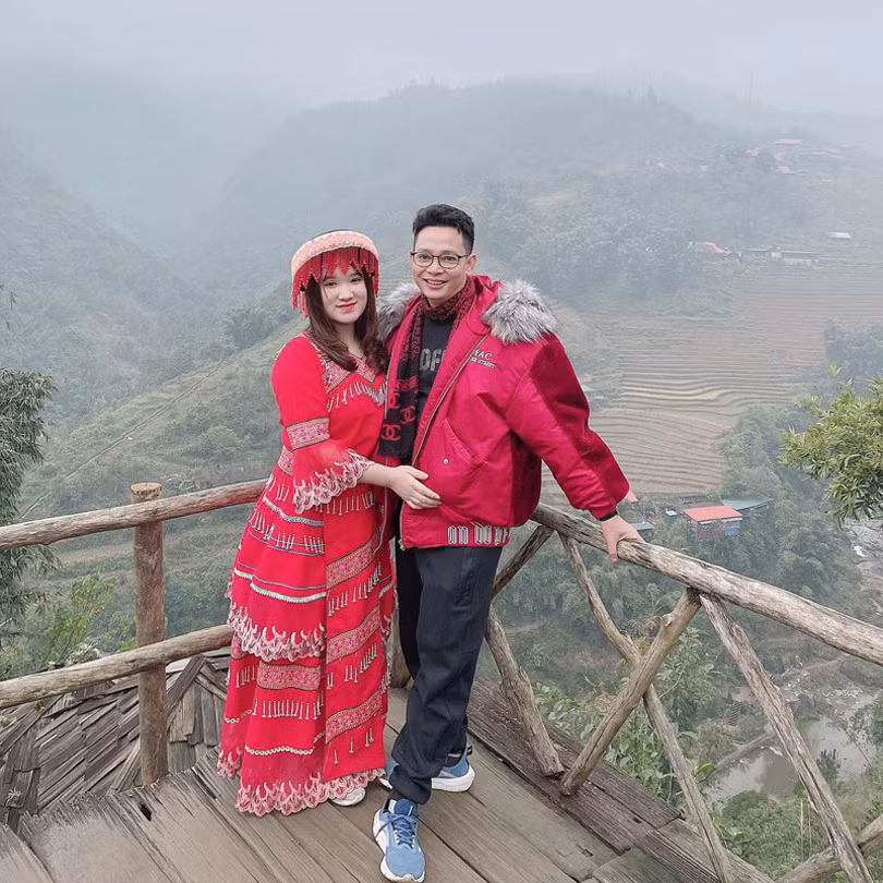Ly xin làm thêm ở một siêu thị, Thanh thường xuyên mua hàng ở siêu thị đó hay buông lời chọc nghẹo cô nhân viên thu ngân, rồi từ đó Thanh xin số điện thoại làm quen, chủ động nhắn tin trò chuyện mỗi ngày.