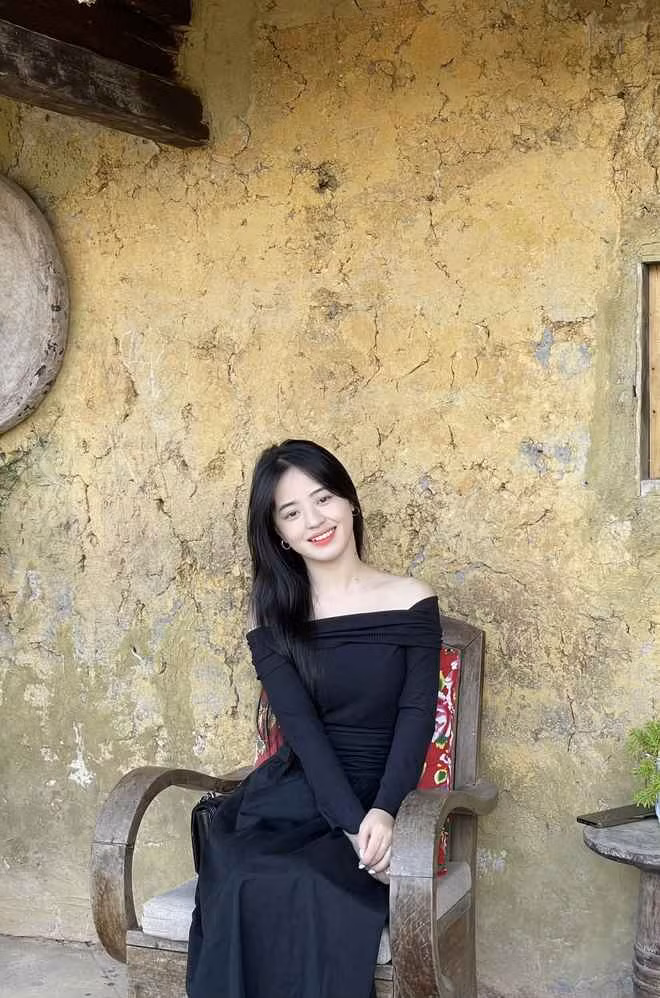 Sự thay đổi dễ thấy nhất của Vàng Thị Sinh đó là về cách ăn mặc. Cô bé không quá đơn giản như trước mà nữ tính hơn, khi dịu dàng lúc gợi cảm nhưng vẫn phù hợp với độ tuổi.