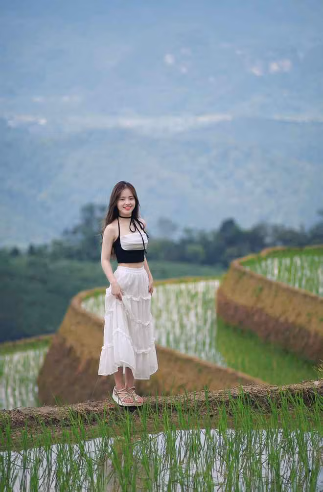 Hiện tại “em gái bán lê” đã trở thành thiếu nữ 21 tuổi xinh đẹp rạng ngời với làn da trắng sáng và chiếc răng khểnh duyên dáng.