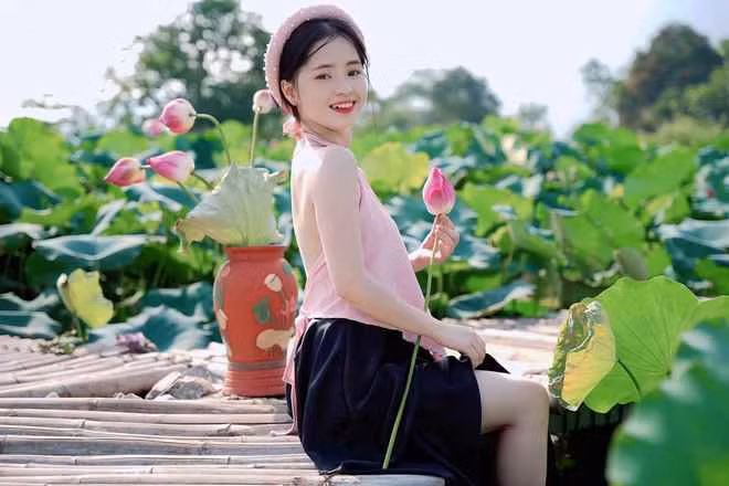 Sự nổi tiếng đến nhanh mang đến cho nhiều người không ít rắc rối và với Vàng Thị Sinh cũng vậy. Điển hình như việc nhiều nhiếp ảnh gia, dân du lịch cố tìm đến tận nhà cô hay ra tận nương để chụp ảnh sơn nữ ở ngoài đời
