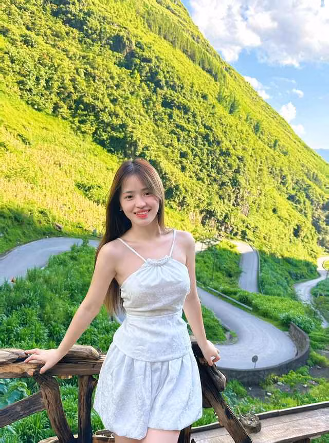 Cũng kể từ đó trở đi, Vàng Thị Sinh gắn liền với biệt danh “em gái bán lê” và được chú ý đặc biệt mọi nhất cử, nhất động trên trang cá nhân.