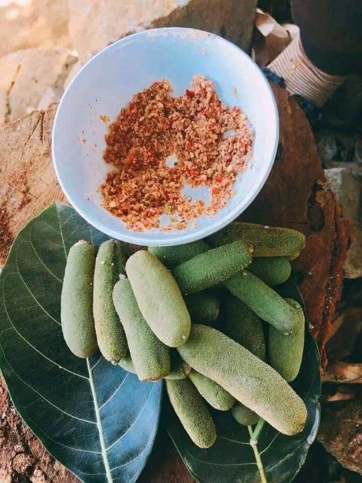 Quả mít ngon chấm muối nhưng ngày xưa đứa trẻ nào cũng thi nhau ăn. (Ảnh: Tổng hợp Facebook)
