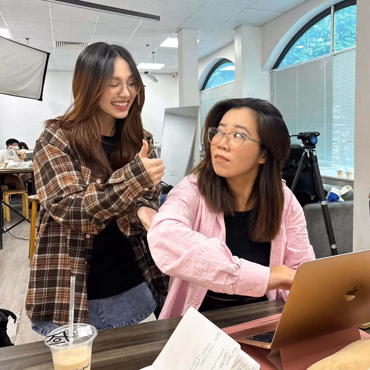 Tuy nhiên cũng có nhiều người cho rằng, có thể cô nàng đã sinh em bé được một thời gian, bây giờ mới công khai. Hơn nữa, cơ địa mỗi người là khác nhau, khi Hà mang thai thì bụng cũng không quá lớn, cô nàng lại hay mặc đồ rộng nên khó nhận ra.