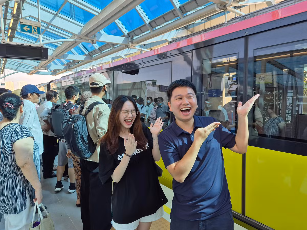 Tuy nhiên, cũng có khá nhiều người tỏ ra bất ngờ trước thông tin cô nàng đã sinh em bé, vì trong hình ảnh gần đây được Đặng Thu Hà đăng tải, khi đi trải nghiệm chuyến tàu điện Nhổn - ga Hà Nội, cô nàng trông vô cùng mi nhon.