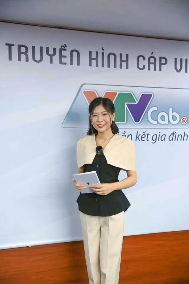 Bên cạnh đó, Khánh An cũng muốn tự tin và nâng cao hình ảnh cá nhân của mình nên quyết định can thiệp dao kéo. Được biết, chi phí cho nhan sắc này gần 70 triệu đồng.