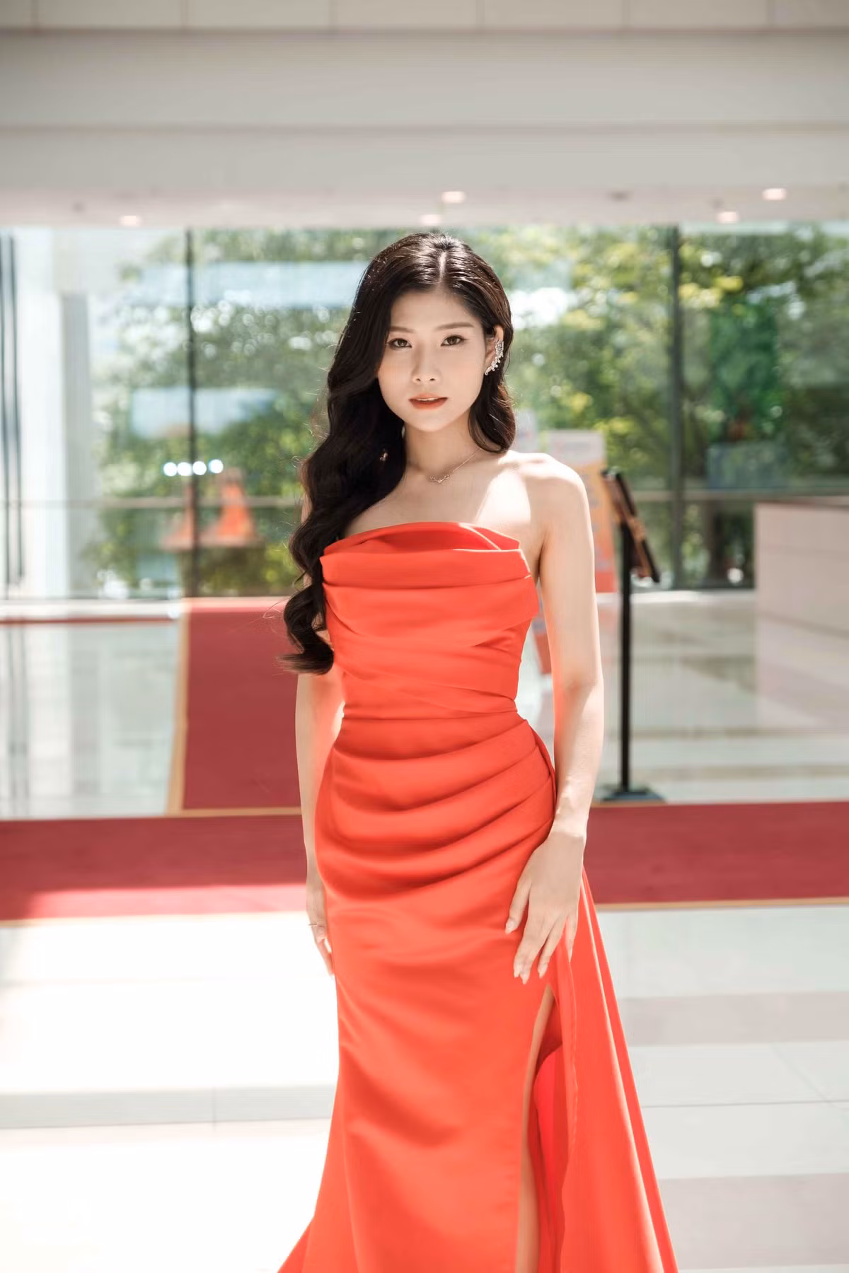 Theo đó, nữ MC từng tâm sự rằng, do kích thước vòng 1 không lý tưởng, khi đi dẫn chương trình, diện trang phục cúp ngực cô thường xuyên rơi vào sự cố tụt váy, đôi lần phải kéo váy, khó tập trung.
