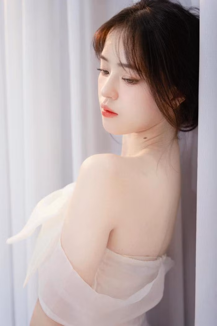 So với hình ảnh trong trẻo, mộc mạc thuở mới nổi tiếng, Vương Sinh có nét gợi cảm, dịu dàng của thiếu nữ mới lớn.