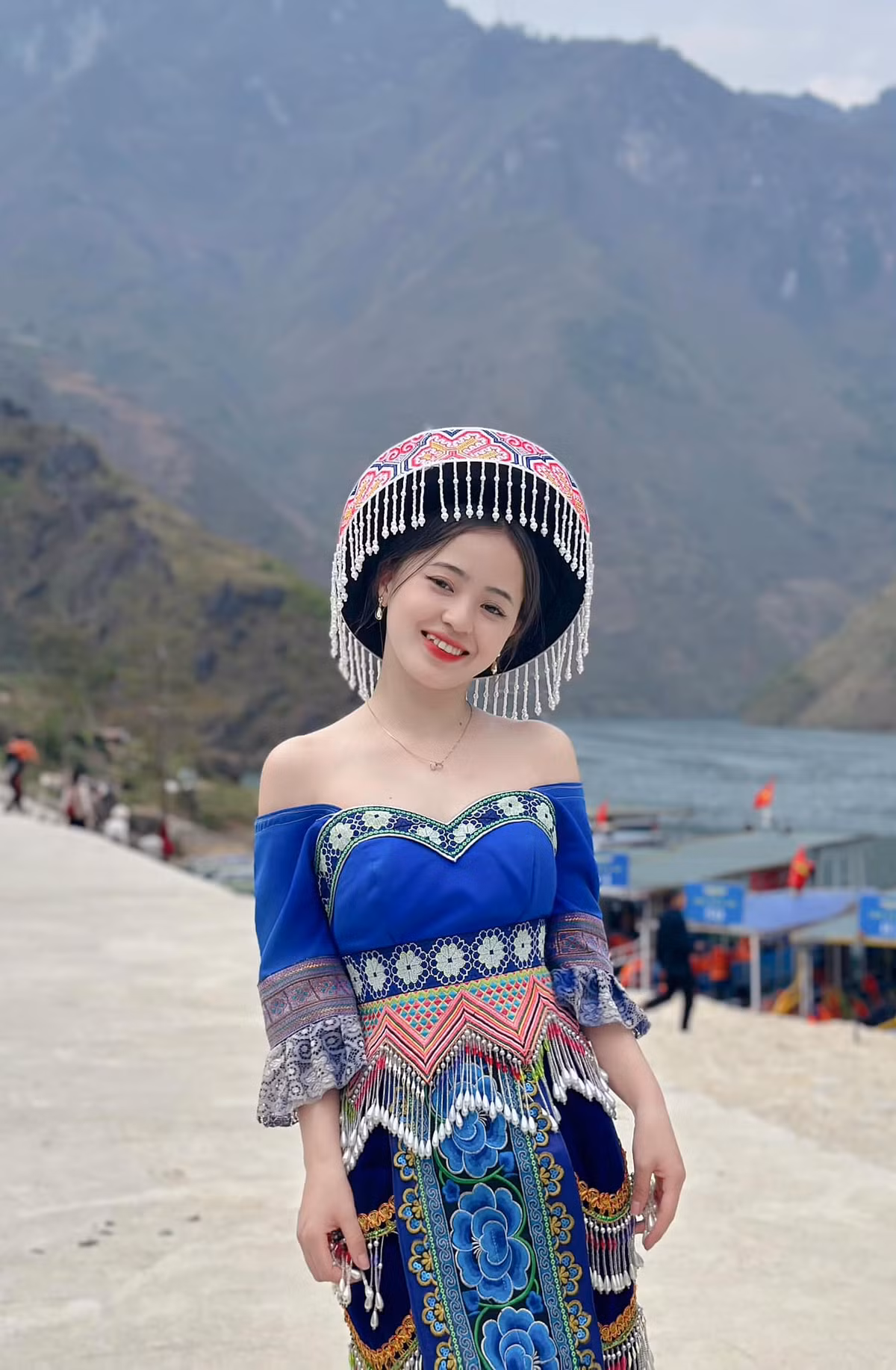 Với nhan sắc nổi bật và tài năng sẵn có, Vàng Thị Sinh từng đoạt giải Á khôi Sinh viên Hà Giang 2020 và Huy chương Bạc tại Liên hoan Sân khấu thử nghiệm Quốc tế lần thứ IV với vở diễn "Cô đồng".