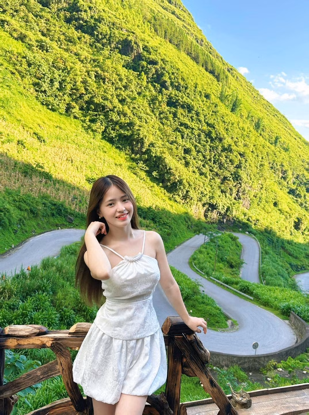 Vương Sinh nhận được nhiều lời mời hợp tác quảng cáo, chụp ảnh. Cô nàng cũng từng là Gương mặt đại diện thương hiệu cho “Lễ hội hoa tam giác mạch” tỉnh Hà Giang.