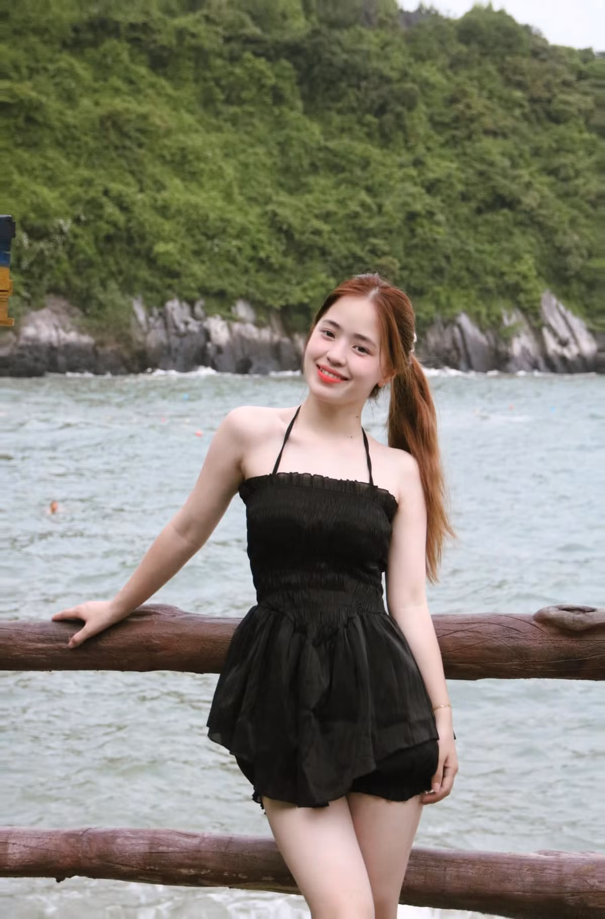 Có những lúc, Sinh theo đuổi phong cách ăn mặc gợi cảm, tôn lên vẻ đẹp của mình.