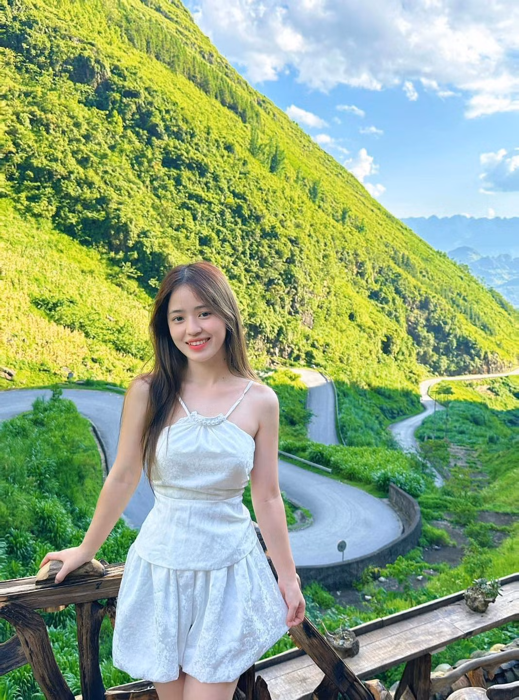 Sau 6 năm kể từ ngày nổi tiếng, nhan sắc của "cô bé bán lê" ngày nào có phần chín chắn, trưởng thành hơn.