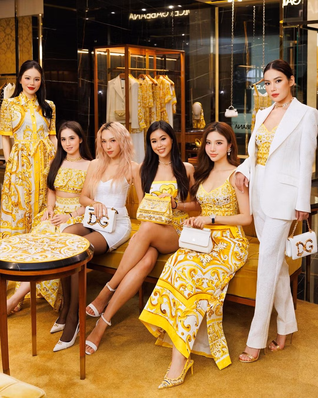 Mới đây trên trang cá nhân, nàng rich kid nổi tiếng mạng xã hội là Tiên Nguyễn bất ngờ chung khung hình với dàn cựu hotgirl Việt đình đám như Hạnh Sino, Emily...