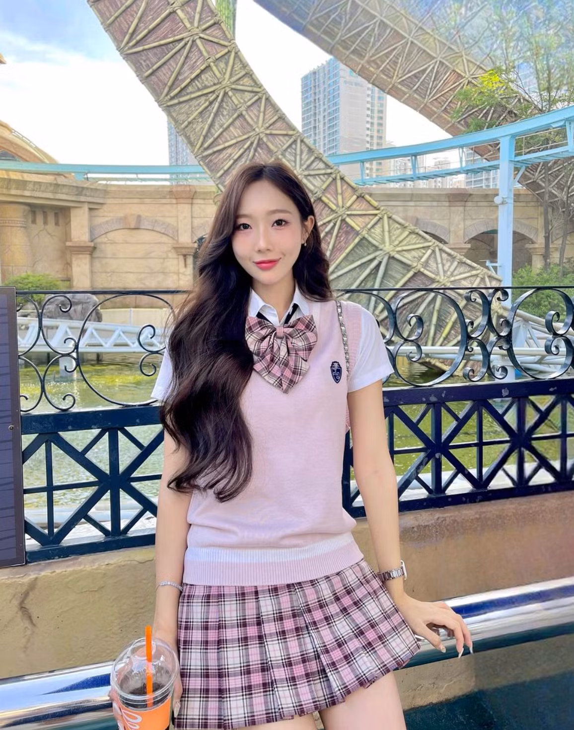 Kênh TikTok của Yuna thu hút nhờ ngoại hình xinh xắn và chia sẻ những kinh nghiệm hữu ích của cô nàng về cuộc sống du học sinh Hàn.